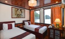 Giường trong phòng chung tại Oasis Bay Classic Cruises
