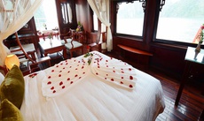 Giường trong phòng chung tại Royal Palace Cruise