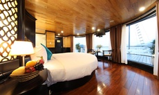 Giường trong phòng chung tại Halong Serenity Cruises