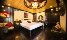 Giường trong phòng chung tại Dragon Legend Cruise