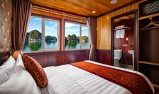 Giường trong phòng chung tại Lavender Elegance Cruises
