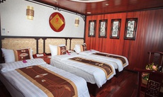 Giường trong phòng chung tại Viola Cruise Halong Bay