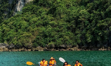 Trải nghiệm thú vị với chèo thuyền Kayak trên vịnh Hạ Long