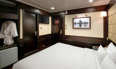 Giường trong phòng chung tại Pelican Halong Cruise