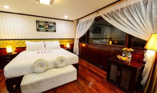 Giường trong phòng chung tại Halong Silversea Cruise