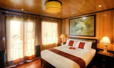 Giường trong phòng chung tại Indochina Sails Cruise