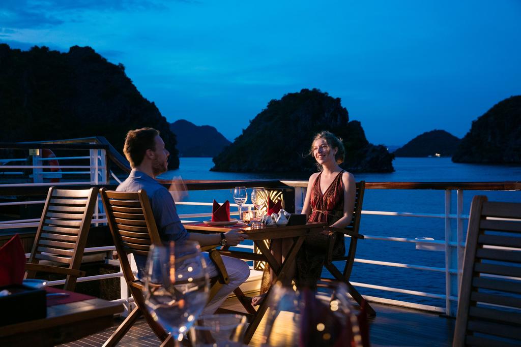 Bữa tối lãng mạn trên vịnh Bái Tử Long xinh đẹp