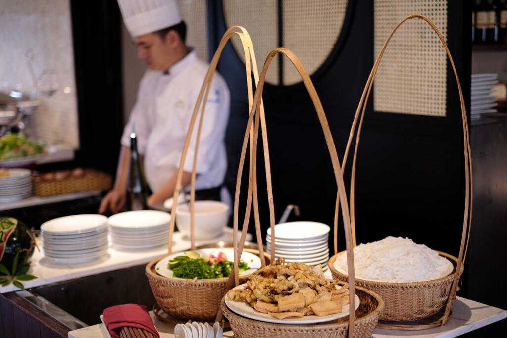 Nhà hàng phục vụ các món ăn truyền thống trong nước và quốc tế